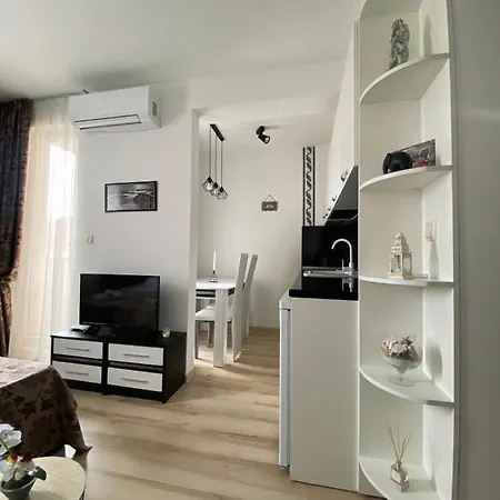 под наем с208 в афродита гарденс Apart-hotel